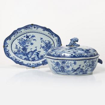 A blue and white export porcelain tureen with cover and stand, China, Qianlong (1736-95).