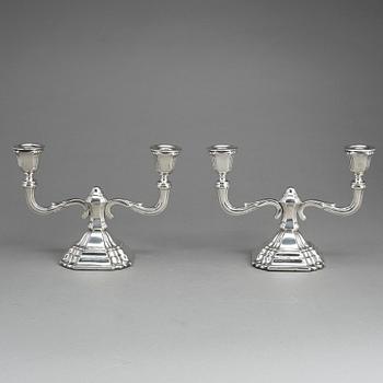 KANDELABRAR, ett par, silver. svenska importstämplar. 1900-talets första hälft.