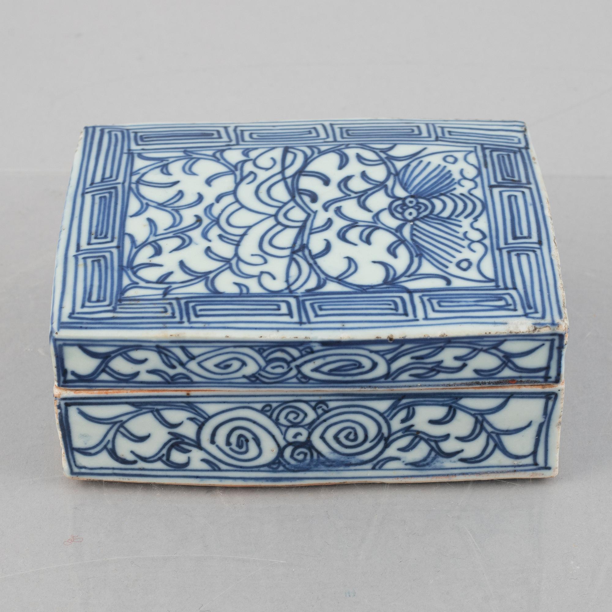 A blue and white porcelain lidded box, China, 20th century.