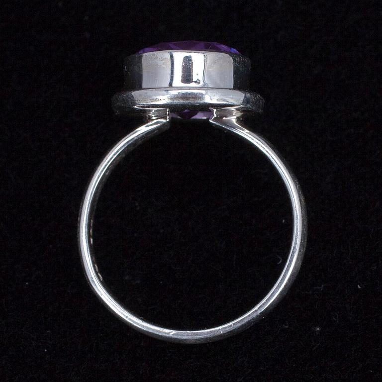 HÄNGE, silver med ametister samt RING, silver med lilafärgad sten.