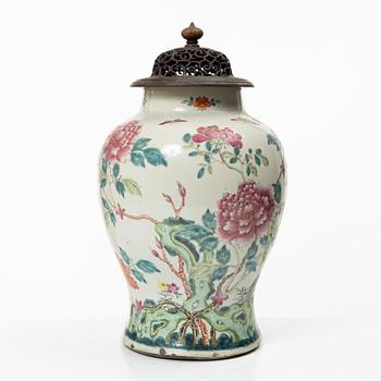 Urna, porslin, Kina, Qingdynastin, 1800-tal.