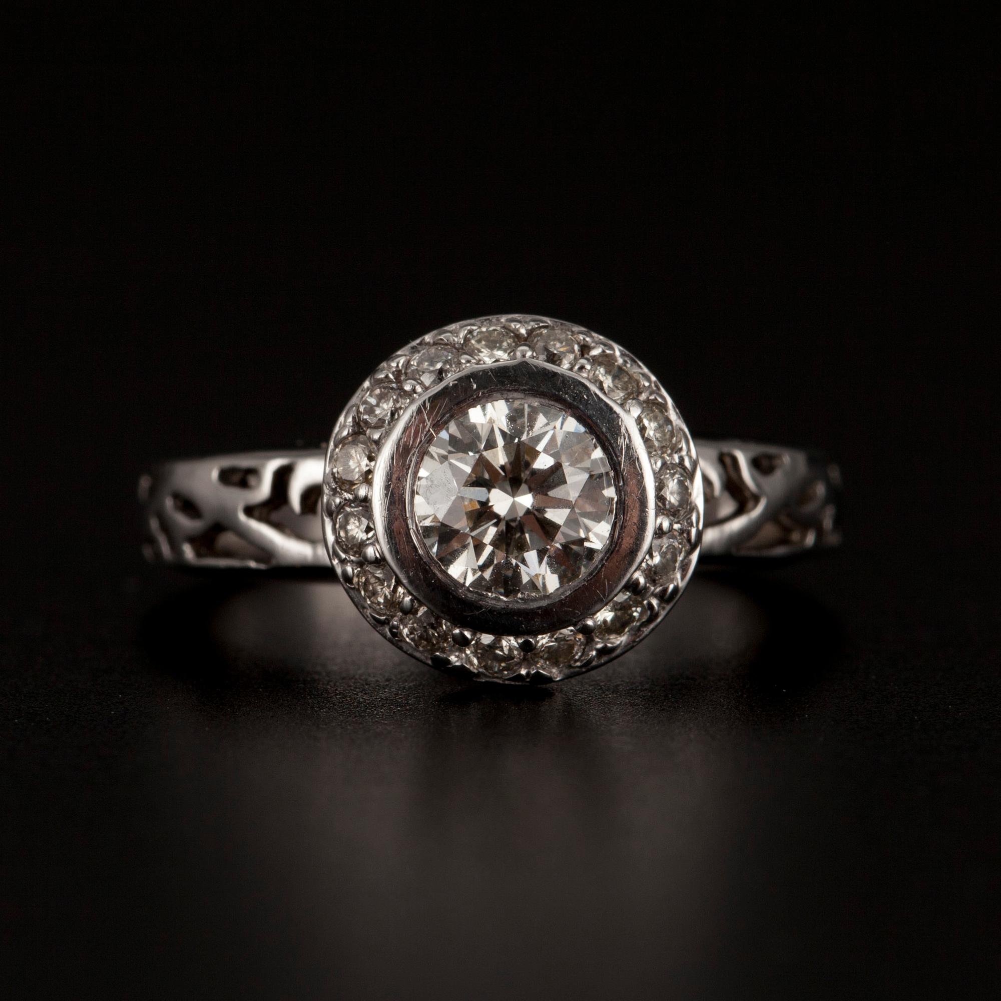 RING, vitguld 14K, briliantslipade diamanter totalt 0,76 ct. (1x 0,60 ct och 16x 0,01ct).