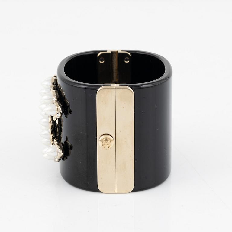 Chanel, a black acrylic bracelet with pearls, 2022.