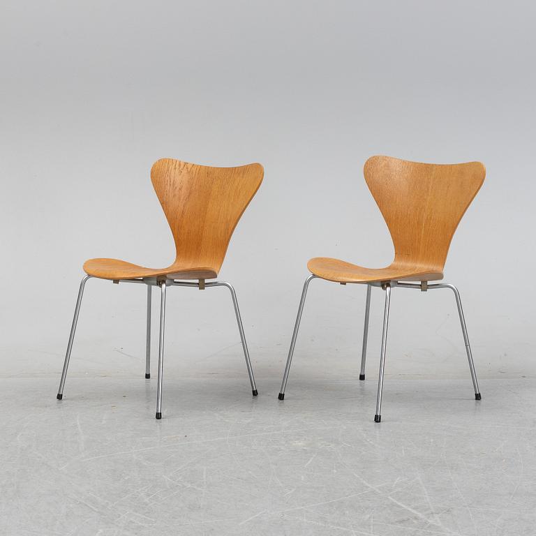 Arne Jacobsen, a pair of oak 'Sjuan' chairs, Fritz Hansen, 1950/60s.