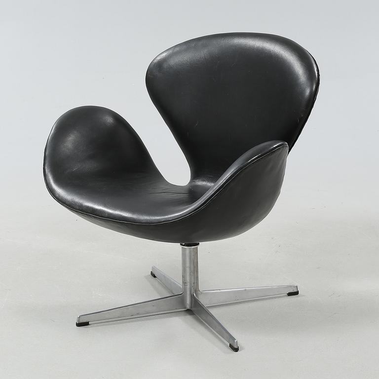 A 1960s armchair, "Svanen", by ARNE JACOBSEN, Fritz Hansen, Denmark.