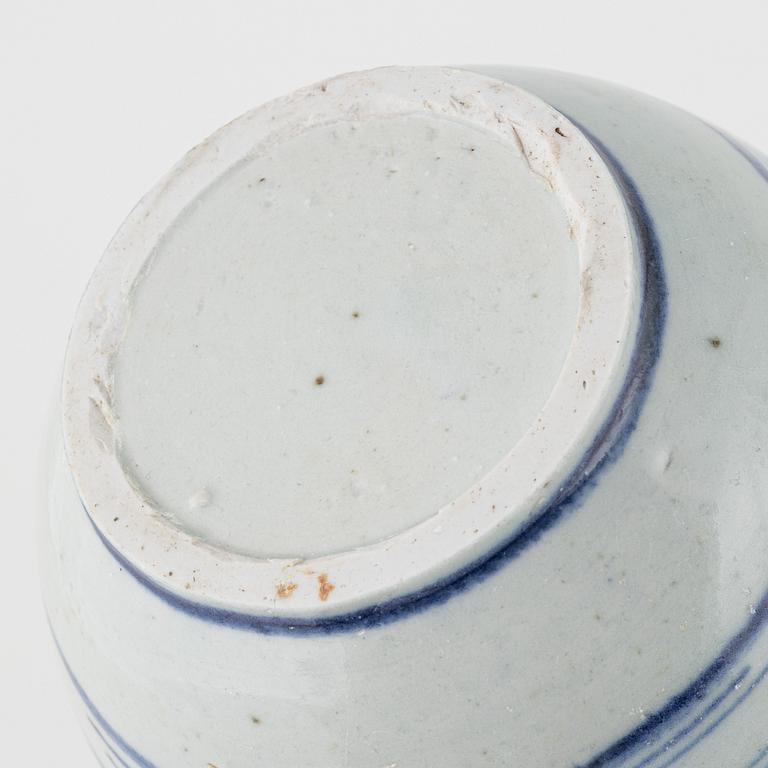 Tallrikar, 11 stycken samt flaska, porslin. Qingdynastin, 1800-tal.