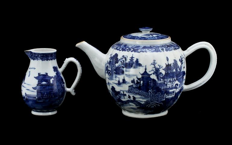 TEKANNA samt MJÖLKKANNA, porslin, Kina, 1700/1800-tal.