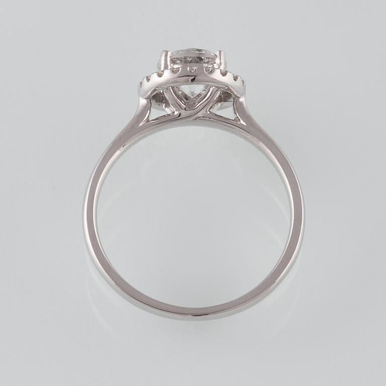RING, 18K vitguld med briljantslipad diamant 1.09 ct samt mindre diamanter 0.12 ct. Vikt 3,4 gram.