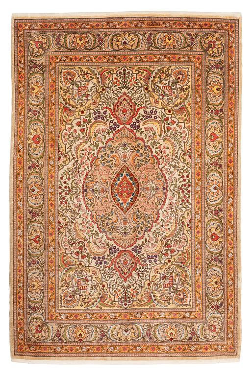 A silk Hereke rug, ca 101 x 69 cm.