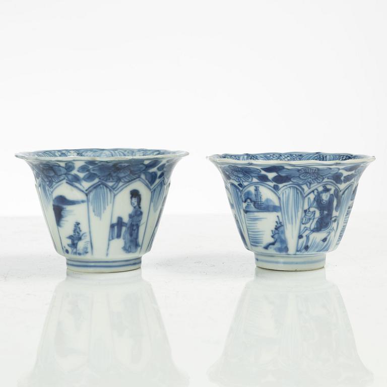 Koppar, två stycken, samt fat, porslin, Kina, Qingdynastin, Kangxi (1662-1722).