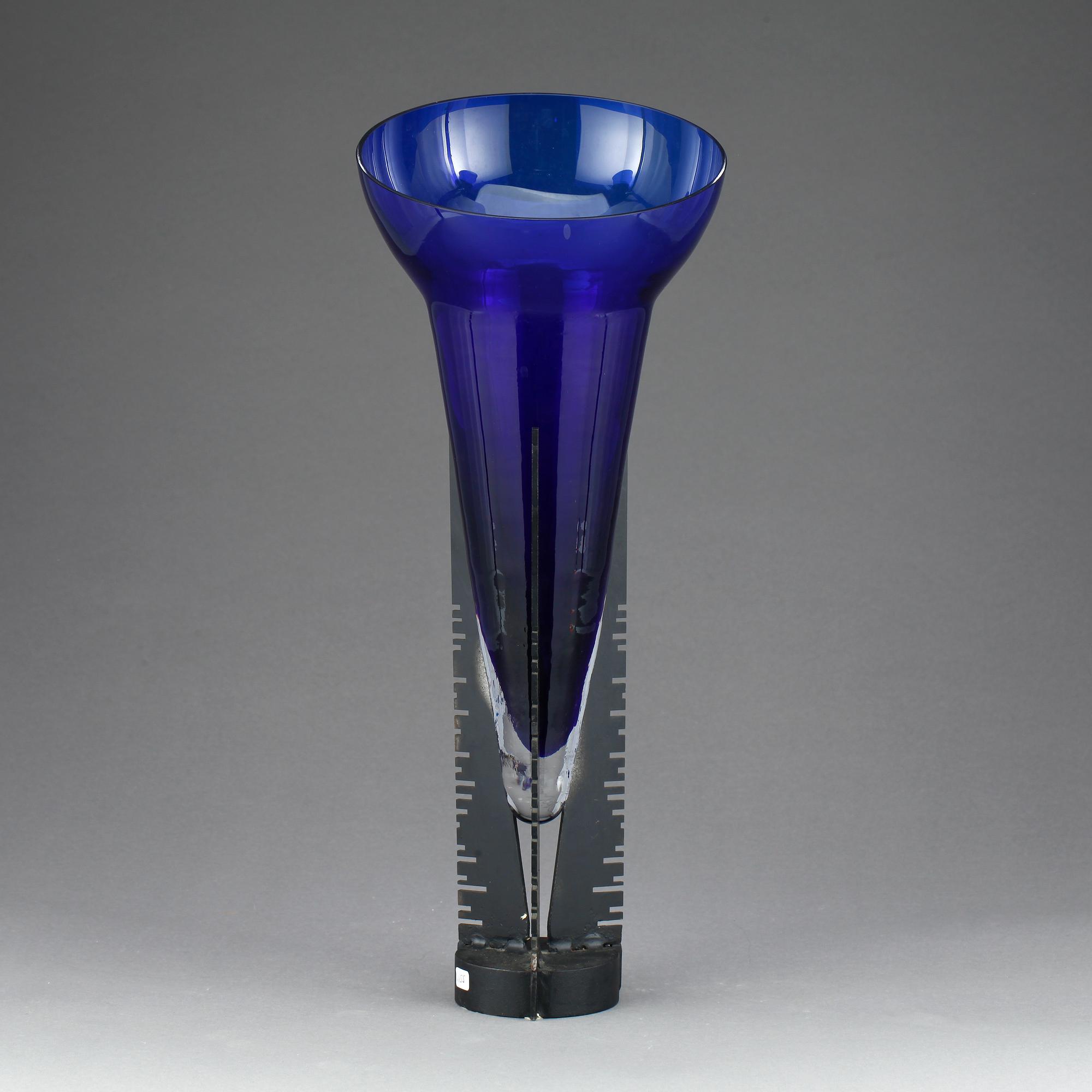 VAS, glas och metall, Liselotte Henriksen, Pukeberg 1991, signerad.