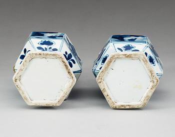 A pair of blue and white vases, Qing dynasty, Kangxi (1662-1722).