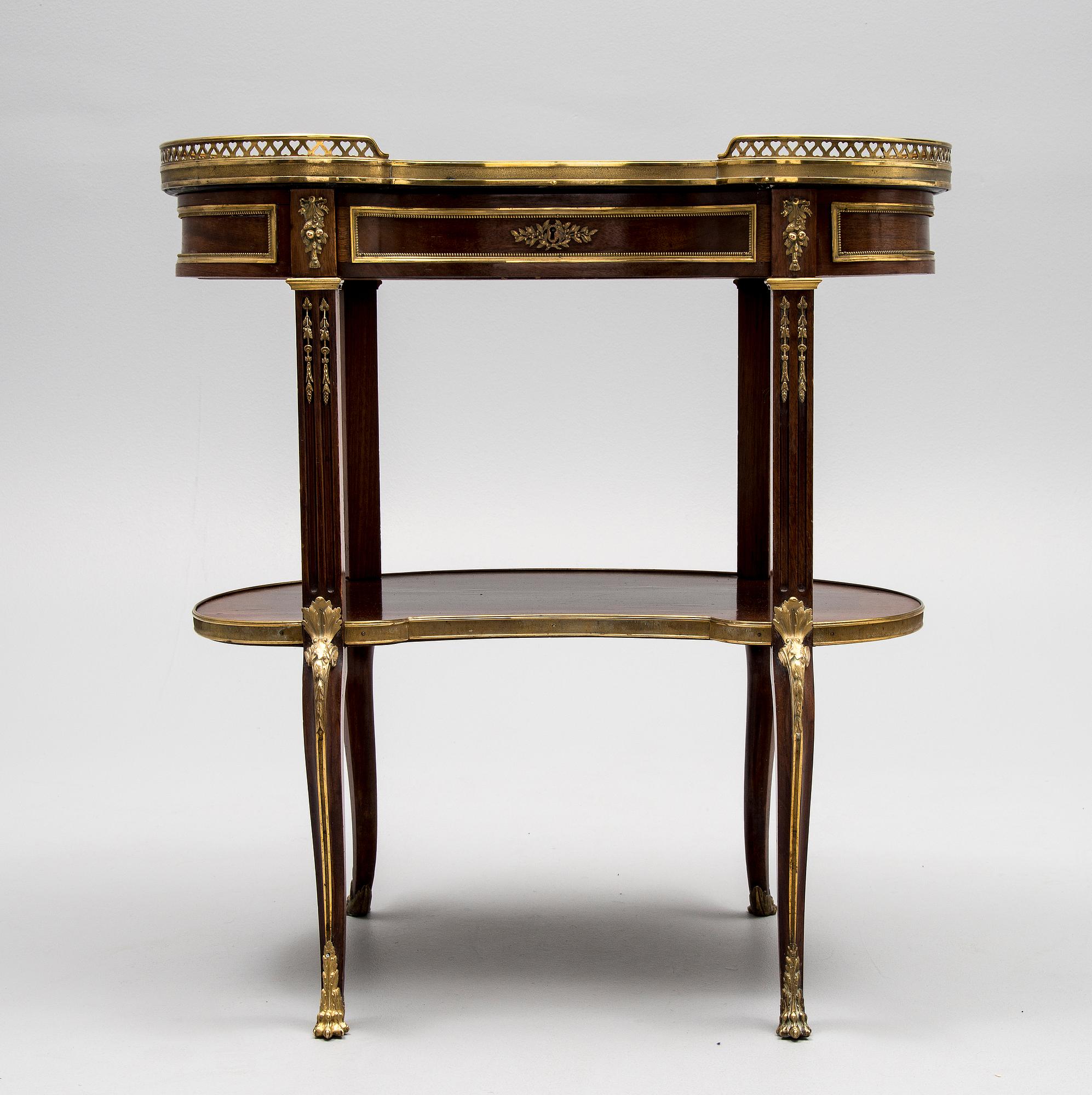 PÖYTÄ, Ranska 1900-luvun alku.