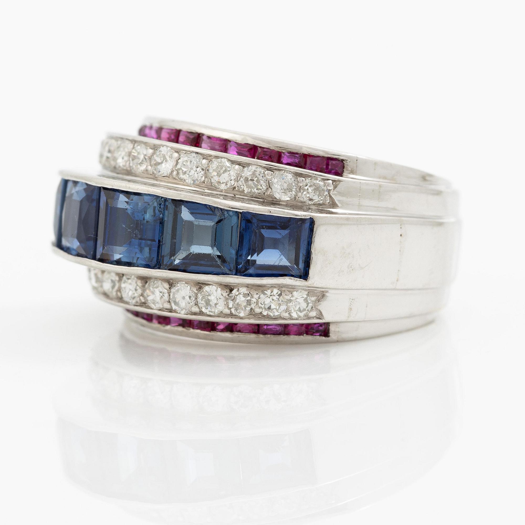 W.A. Bolin ring 18K vitguld med gammal- och åttkantslipade diamanter samt fasettslipade safirer och rubiner.
