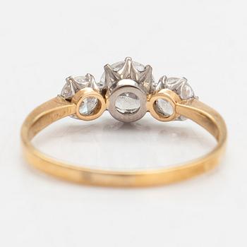 Ring, trestensring,18K guld med briljantslipade diamanter totalt ca 1.10 ct. W.Pettersson, Åbo.
