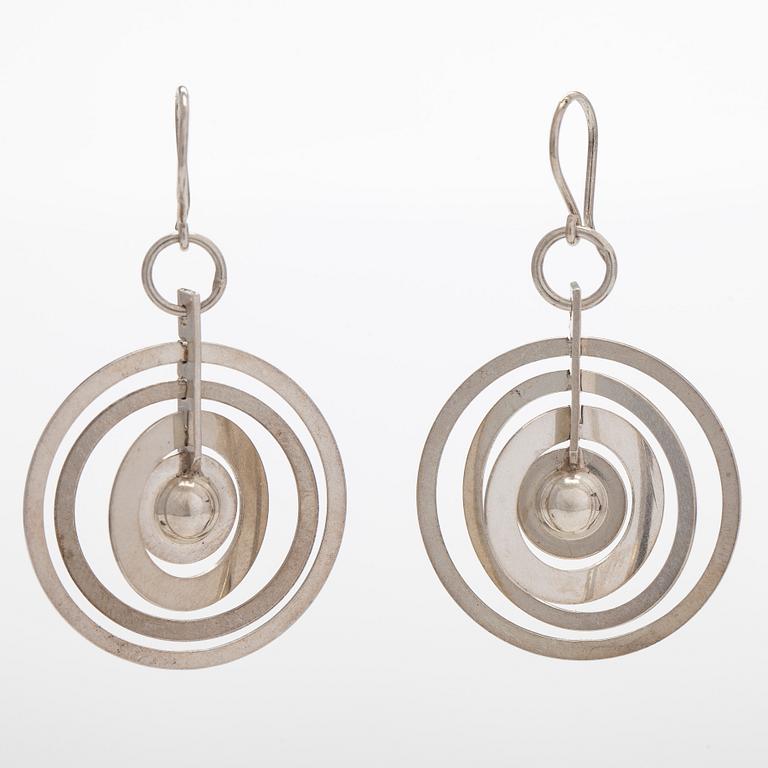 Tapio Wirkkala, örhängen "Silvermåne", sterlingsilver. Westerback, Helsingfors 1972.