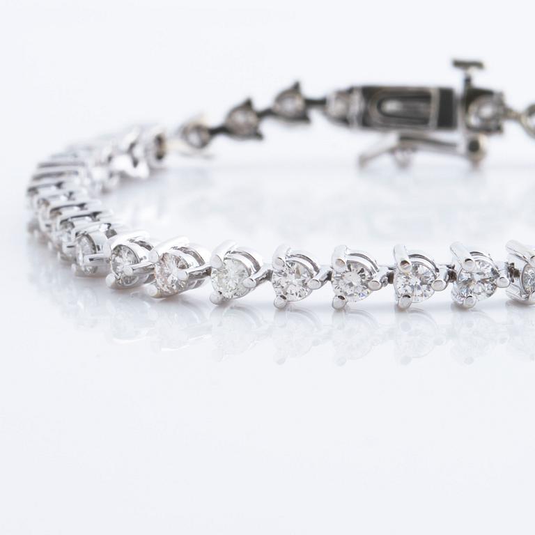 BRACELET, A ca 3.85 cts brilliant cut diamond bracelet.