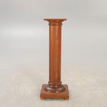 An early 1900s oak pedestal.