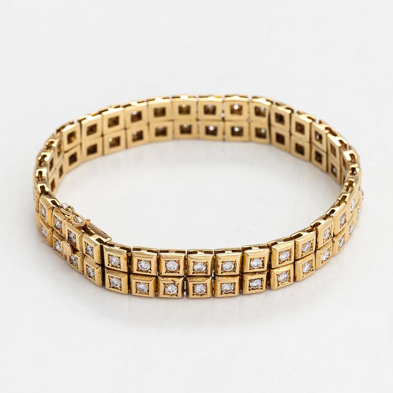 An 18K gold bracelet, with brilliant-cut diamonds totaling approx. 3.50 ct. With certificate.