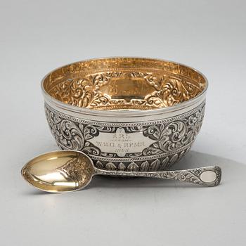 SKÅL och SKED, sterlingsilver, Charles Boyton, London 1894, finska kontrollstämplar. Totalvikt ca 350 g.