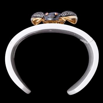 ARMRING, förgyllt silver, diamanter, safirer samt rubiner på vit bakelit.
