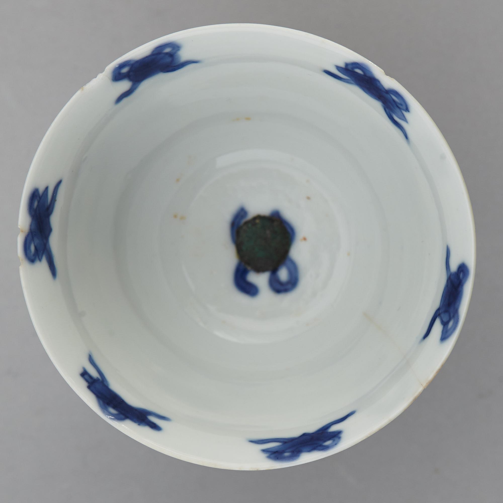 KOPP, porslin, med senare silversockel. Qingdynastin, Kangxi (1662-1722), samt Holland, 1844.