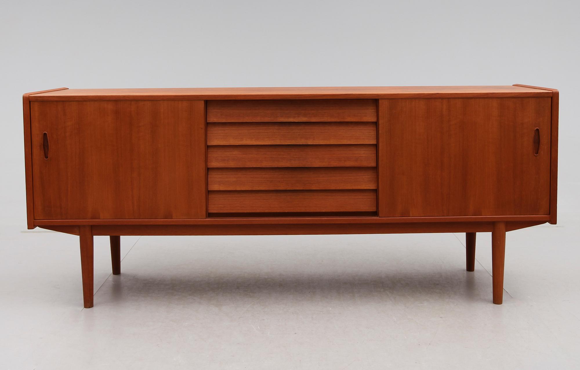 SIDEBOARD, "Trio", Nils Jonsson, Troeds, 1900-talets andra hälft.