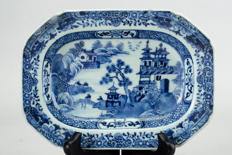 A Chinese Qianlong blue and white porcelain tureen with sauser.