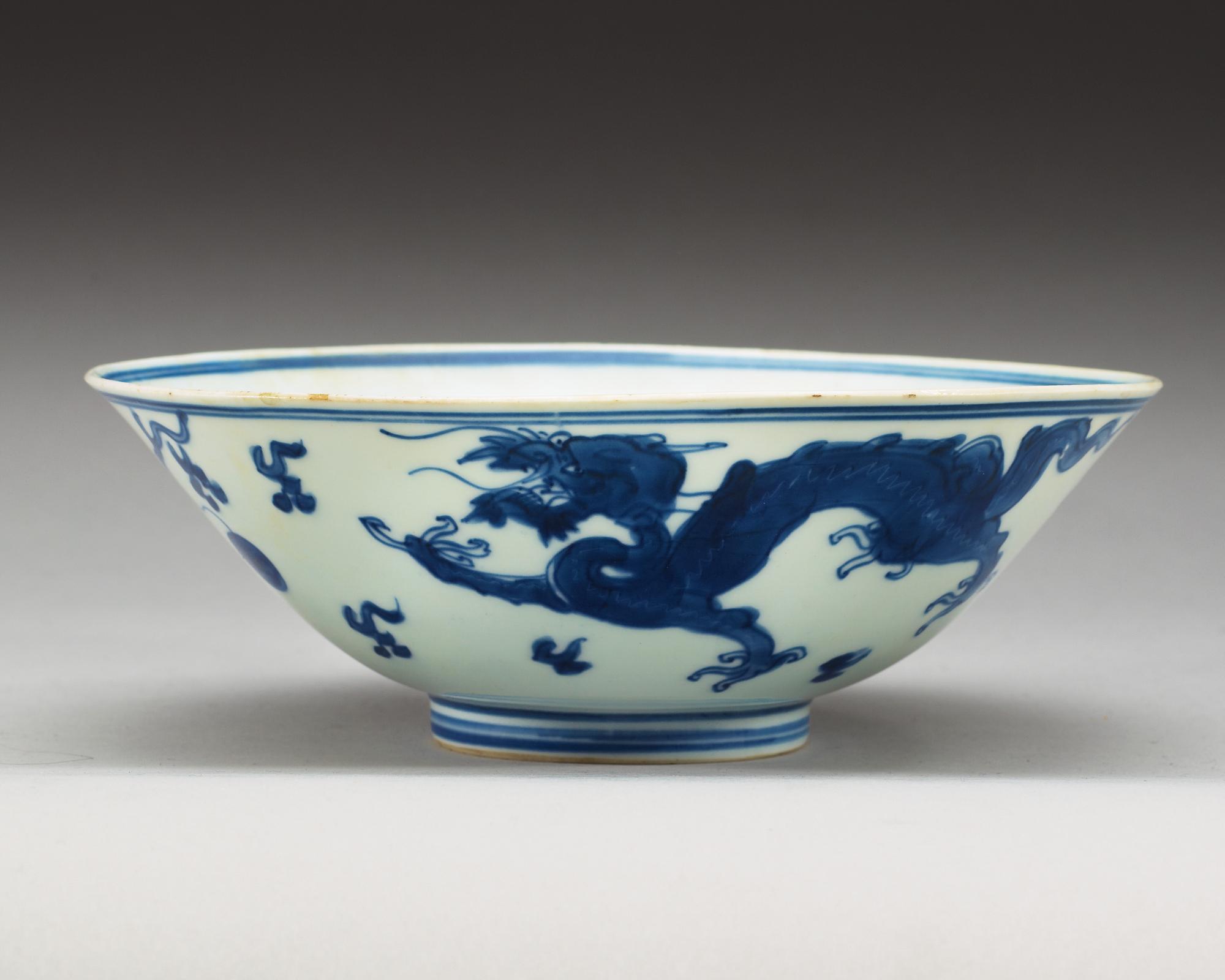 A blue and white Transitional bowl, 17th Century.