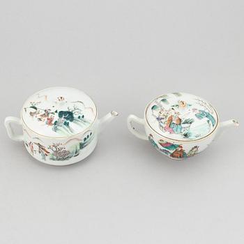 A set of two famille rose tea pots, late Qing dynasty/early 20th Century.