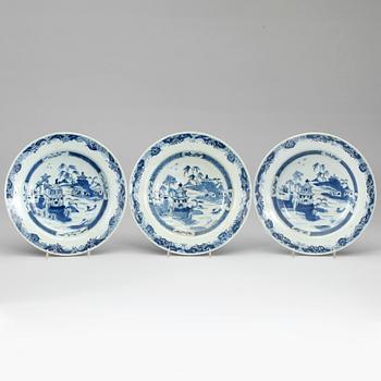 TALLRIKAR, djupa, 3 st, porslin. Qing dynastin, Qianlong (1736-95).