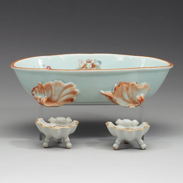 UPPLÄGGNINGSSKÅL samt SALTKAR, ett par, kompaniporslin. Qingdynastin, Qianlong (1736-95).