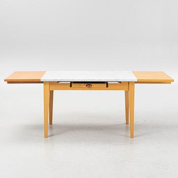 A late 20st century Italien dining table.