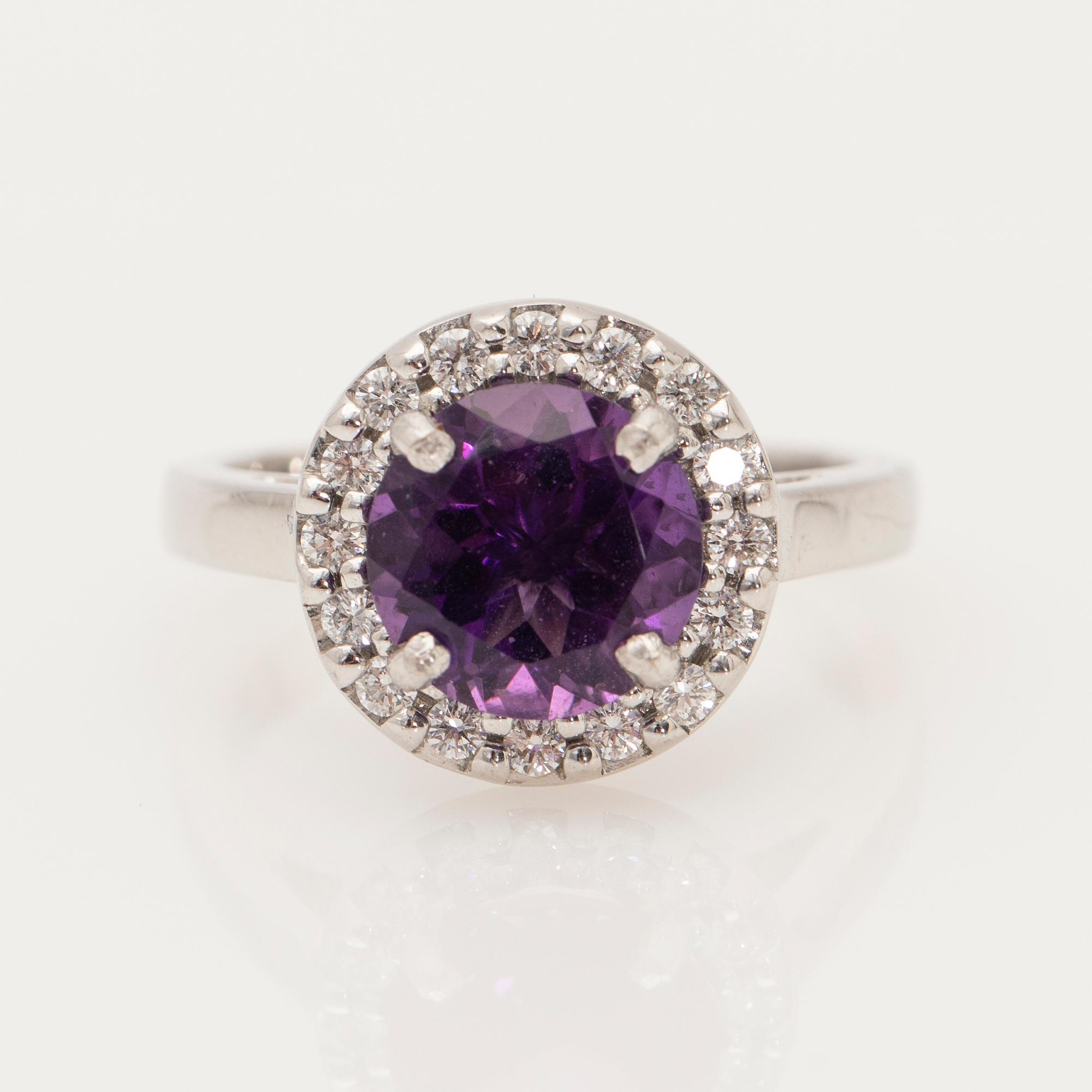 Ring, 18K white gold with amethyst and diamonds.