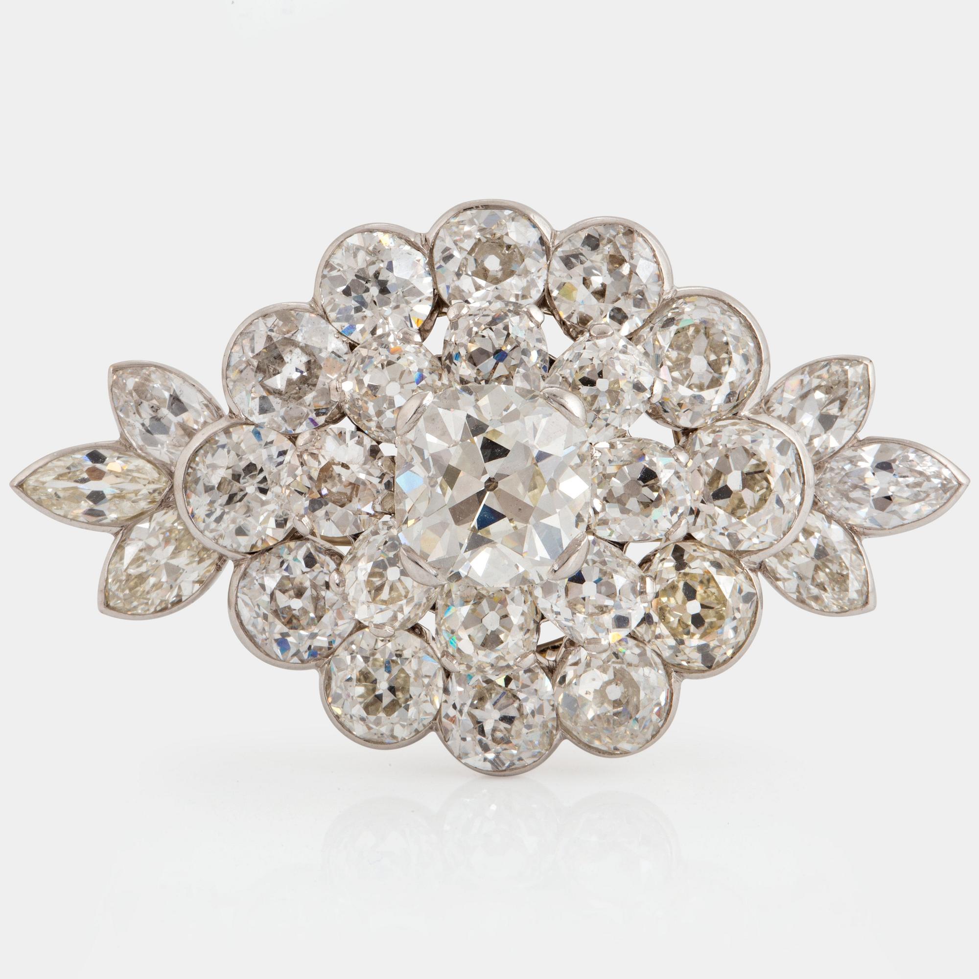Brosch platina med gammalslipade diamanter med total vikt ca 19.00 ct, i etui från Cartier.