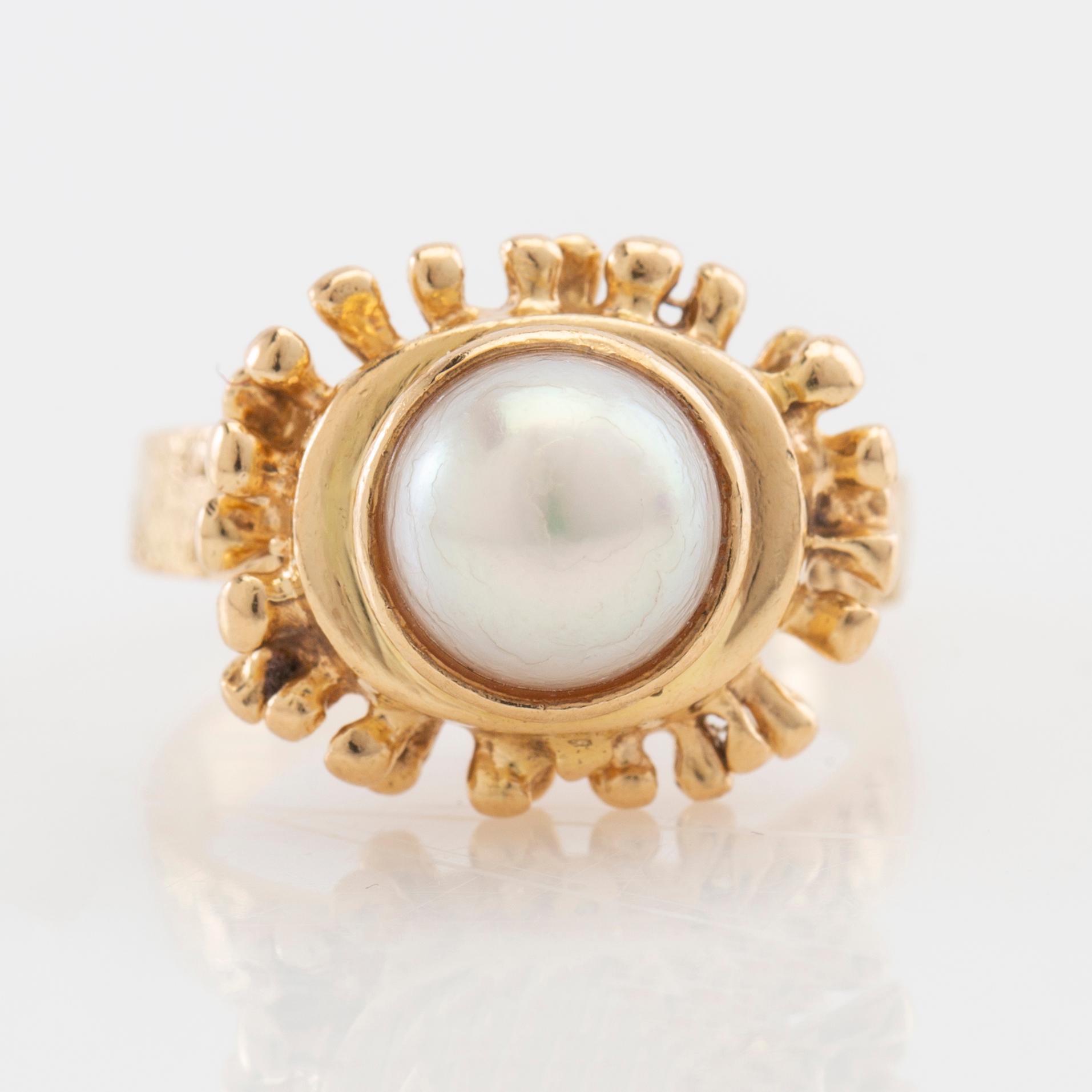 Ring 18K gold with a cultured pearl, G. Dahlgren & Co Malmö 1970.