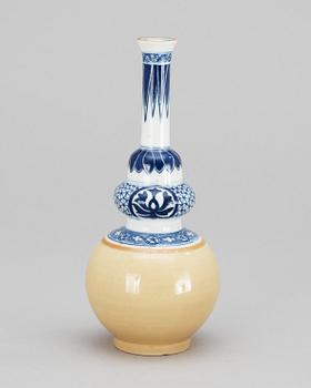 A blue and white glazed vase, Kangxi style, Qing dynasty.