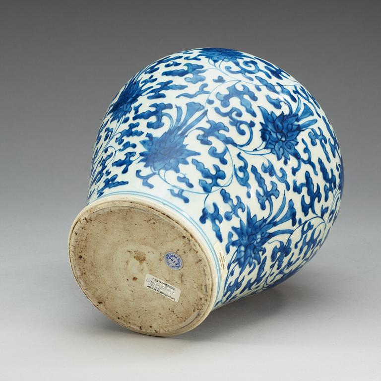 A blue and white Transitional jar, 17th Century.