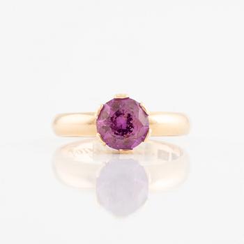 18K gold and synthetic sapphire ring.