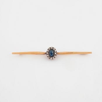 BROSCH, med ovalslipad safir och gammalslipade diamanter, Wilhelm Harbeck, Stockholm.