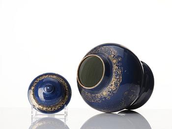 Urna med lock, porslin. Qingdynastin, Qianlong (1736-95).