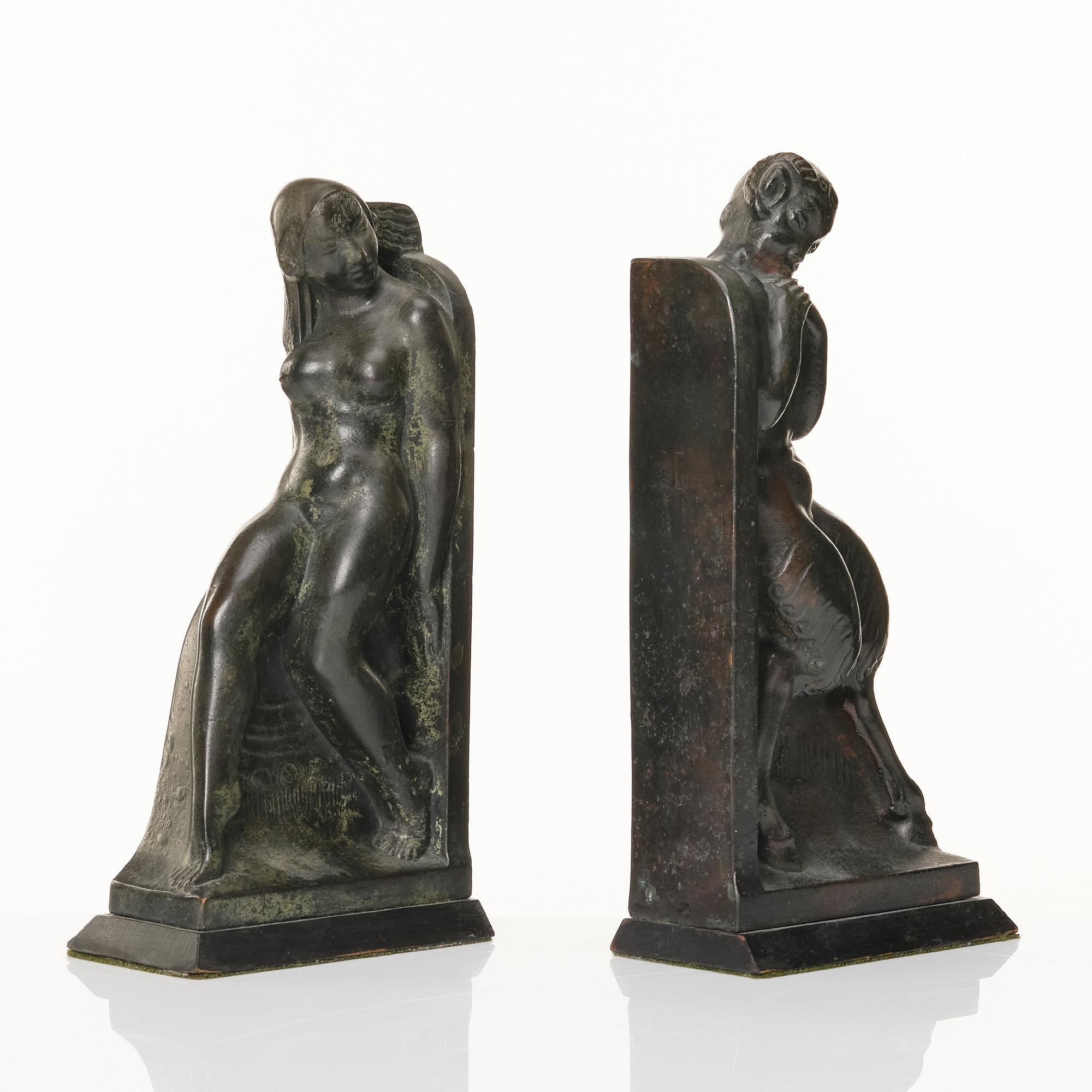 Axel Gute, bokstöd, ett par, patinerad brons, 1900-talets början.