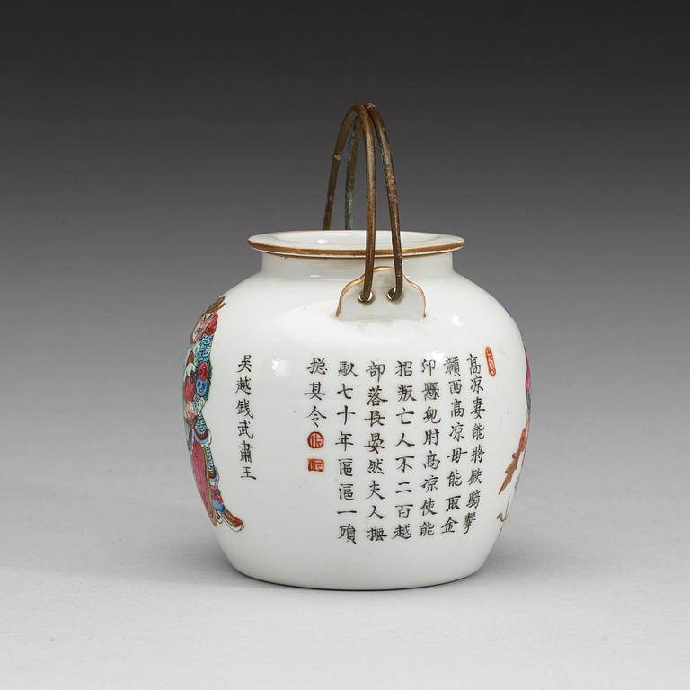 A famille rose teapot, Qing dynasty late 19 century.