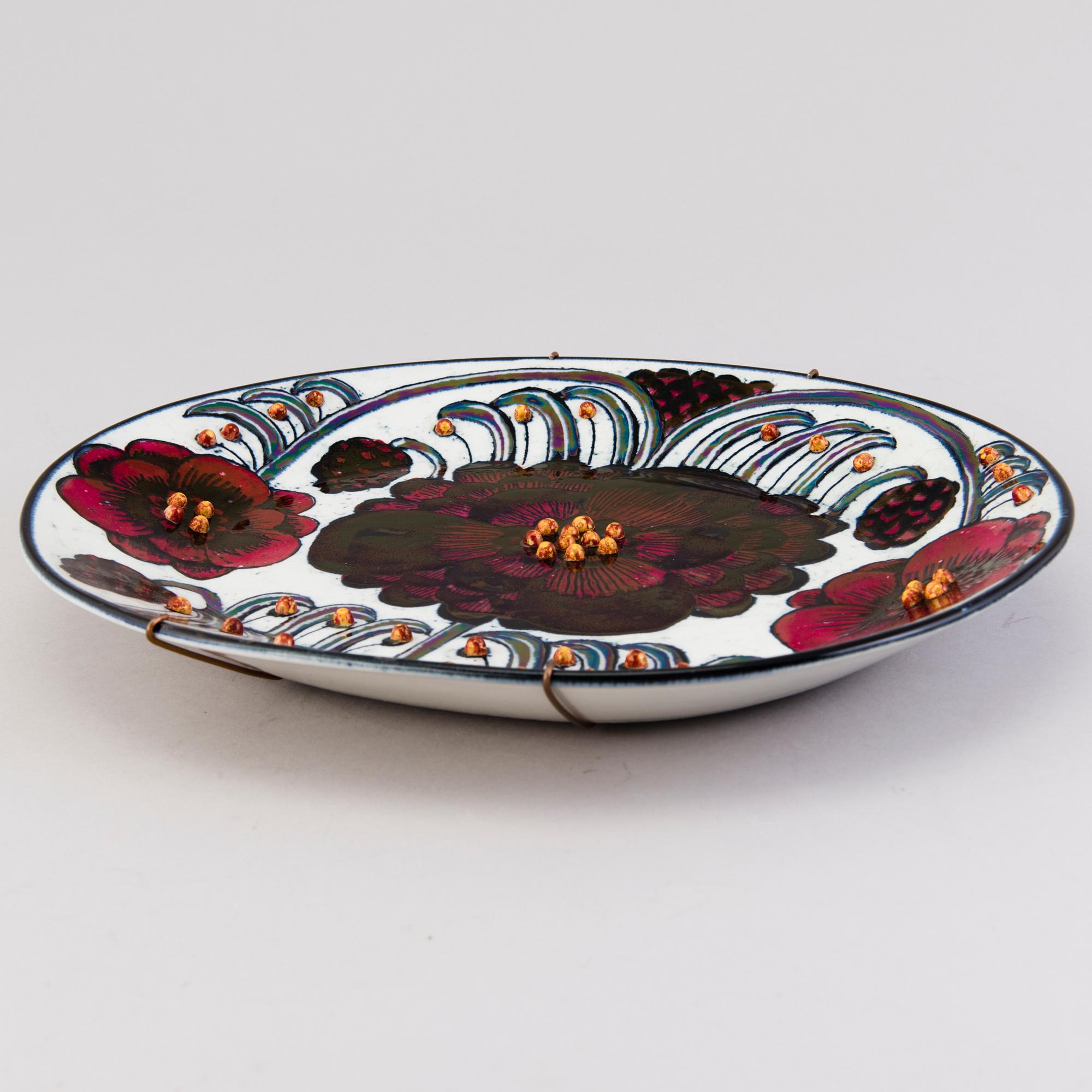 BIRGER KAIPIAINEN, A stoneware dish signed Kaipiainen, Arabia.