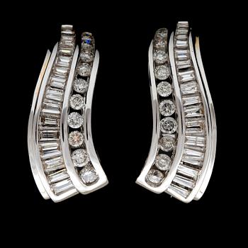 ÖRHÄNGEN, 14k vitguld med briljant- o baguettslipade diamanter tot ca1,00ct. Vikt 5,5g.