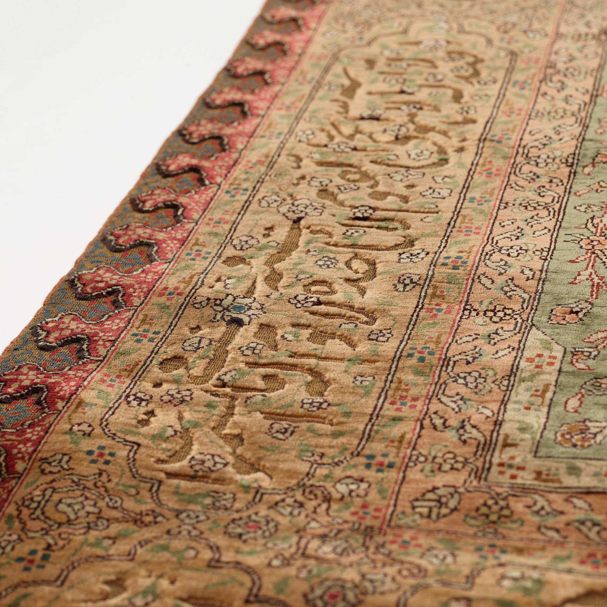 Matta, antik silke Kum Kapi med metallbroschering, Istanbul omkring 1910, "Sultan's Head Prayer" design.