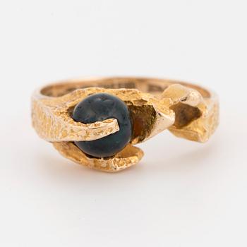 BJÖRN WECKSTRÖM, A 14K gold and moss agate ring. Lapponia 1970.