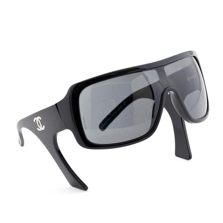 CHANEL, ett par solglasögon, limited edition 2009.