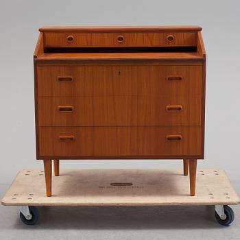 A 20th century chest of drawers.