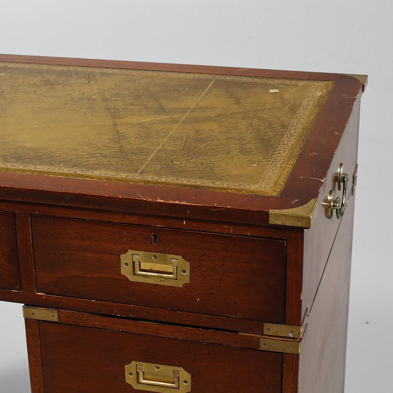 SKRIVBORD, Engelsk stil, 1900-talets andra hälft.